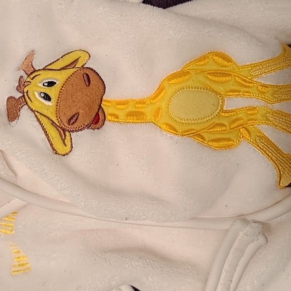 Little Tikes soft white hooded robe with giraffe detail - Picture 4 of 4